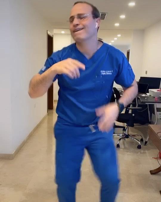 Video: Médico se hace viral por sus movimientos al estilo de Romeo Santos