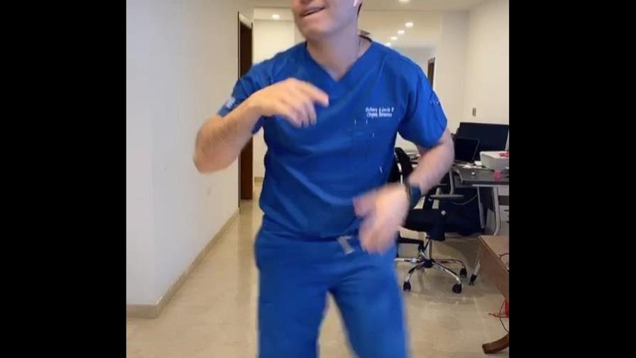 Video: Médico se hace viral por sus movimientos al estilo de Romeo Santos