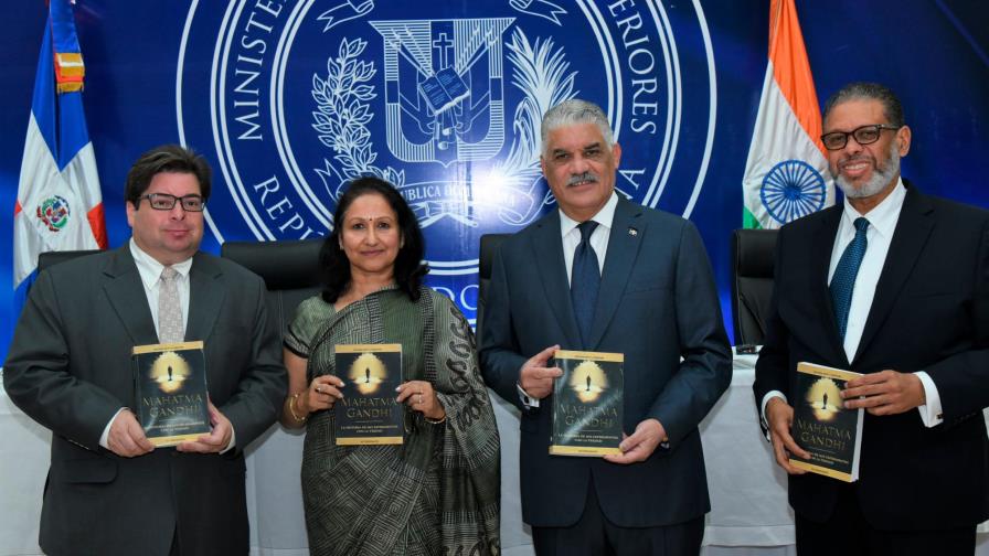 Ponen en circulación sello postal por natalicio de Gandhi