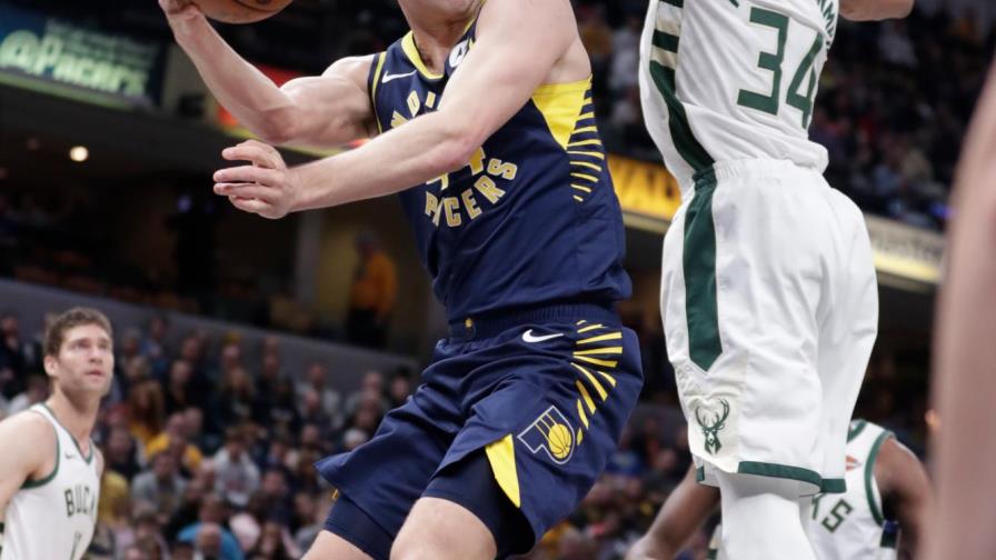 Antetokounmpo guía remontada de Bucks ante Pacers