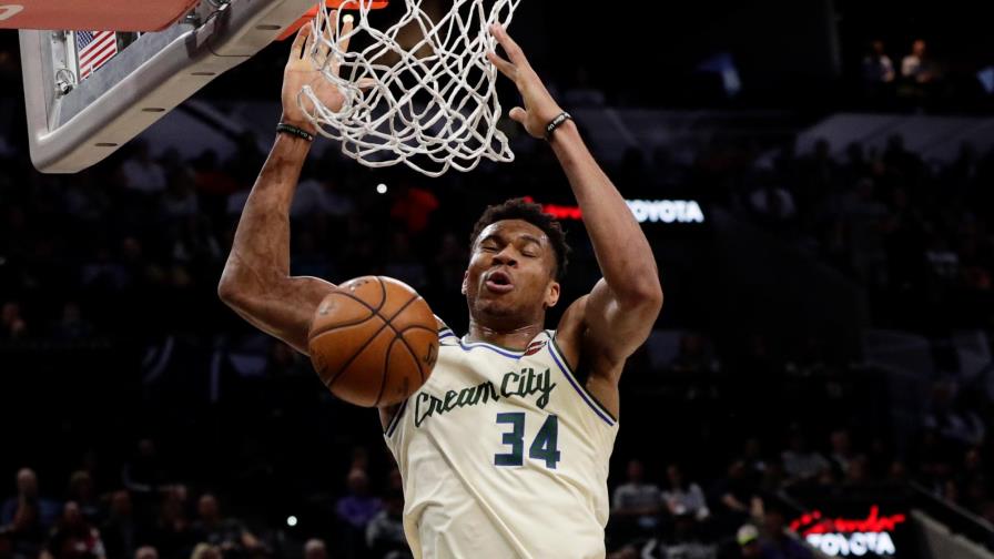 Antetokounmpo, Jugador de la Semana en el Este y James, mejor del Oeste