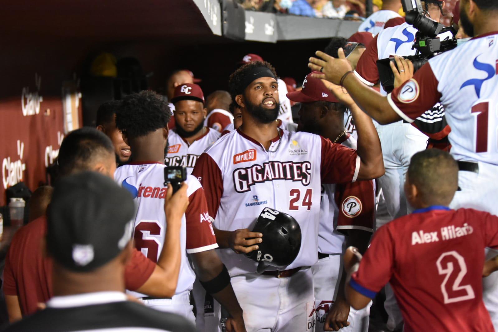 Jugadores de los Gigantes del Cibao celebran luego de la victoria 10-4 sobre las Águilas Cibaeñas, en el partido que los enfrentó en la jornada de pelota invernal, el 17 denoviembre del 2021. (Prensa/Gigantes)
