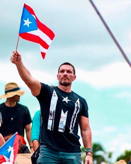 Julian Gil podrá dejar la bandera de Puerto Rico en “La Placita” 