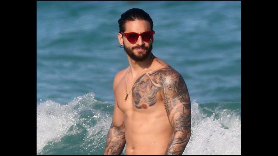 Maluma es captado en la playa con una misteriosa mujer de tanga dorada Maluma es captado en la playa con una misteriosa mujer de tanga dorada