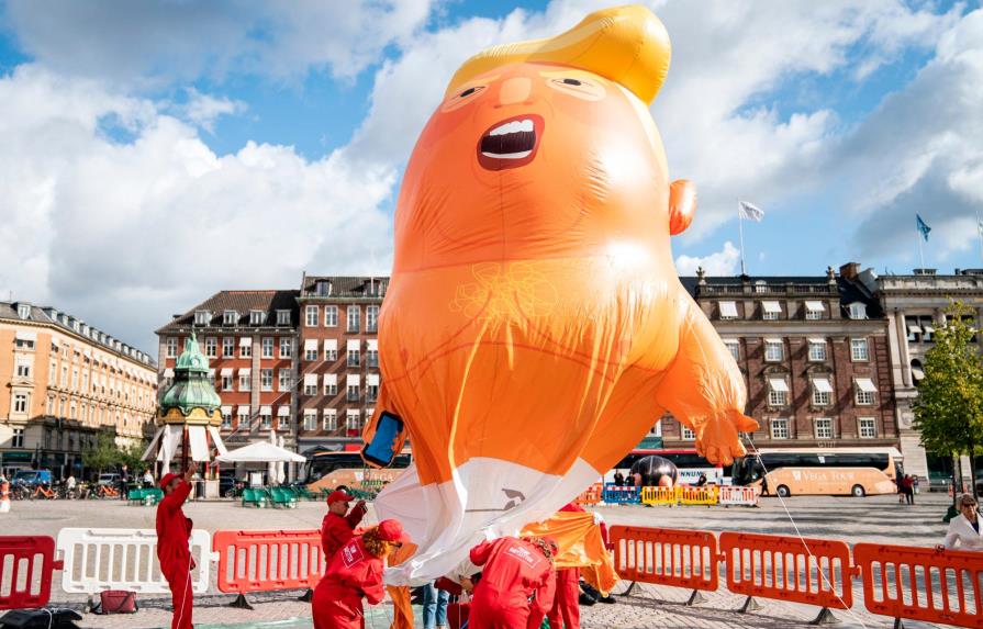 Dinamarca recuerda visita fallida de Trump con bebé gigante y manifestación