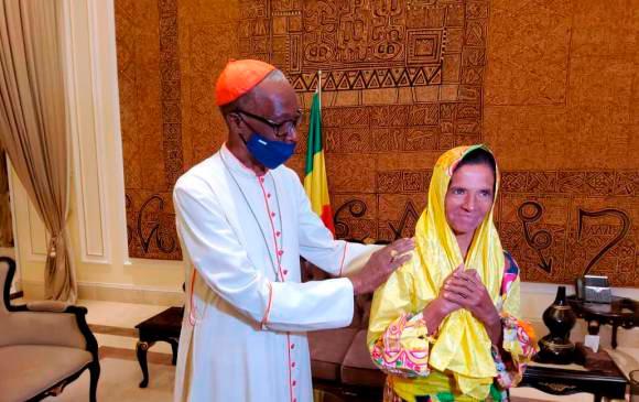 Regresa a Colombia la monja liberada en Malí tras cuatro años de secuestro