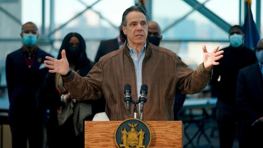 El gobernador de Nueva York se queda solo ante la presión para que dimita