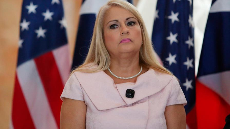 Gobernadora de Puerto Rico anuncia que detendrá eventos masivos de su campaña