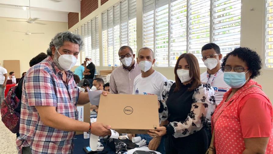 Gobernadora encabeza acto de entrega de computadoras a maestros de La Romana