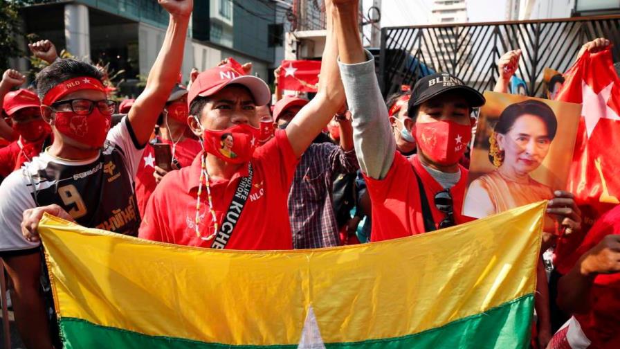 Birmania aparenta normalidad mientras surgen tímidas protestas tras el golpe