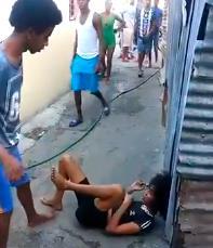 Circula en las redes video de hombre dándole una brutal golpiza a una mujer