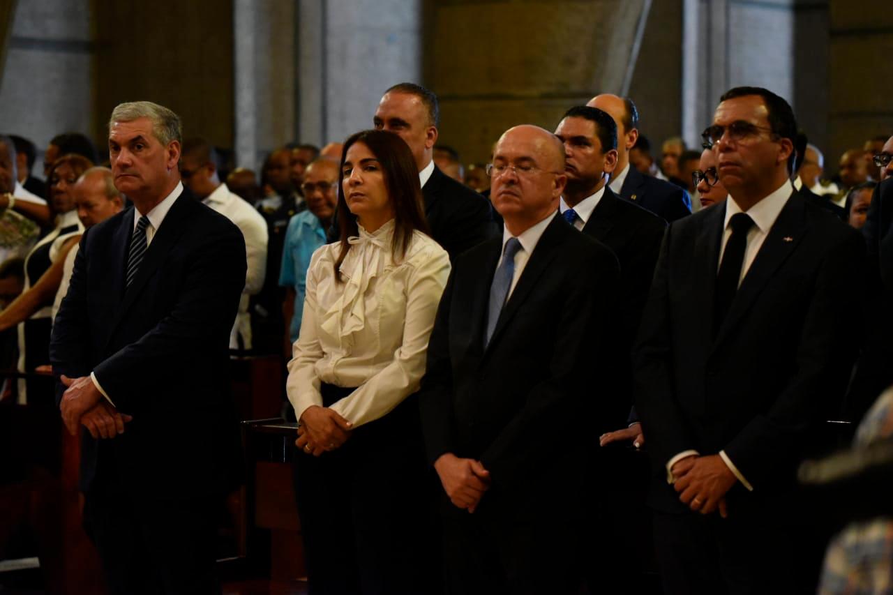El candidato presidencial por el Partido de la Liberación Dominicana, Gonzalo Castillo, primero de la izquierda.