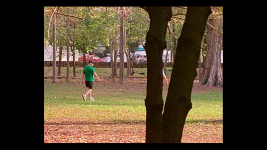 Fotografía: Gonzalo camina relajadamente en el parque Mirador Sur Fotografía: Gonzalo camina relajadamente en el parque Mirador Sur