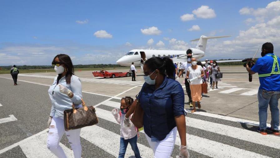 Dos vuelos fletados por Gonzalo traen a 23 dominicanos de Turcas y Caicos