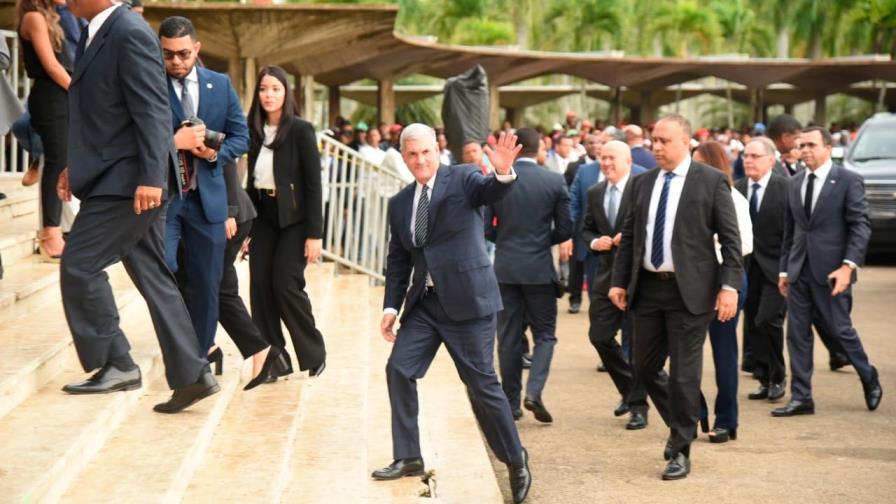 Los políticos y sus gestos dentro de la Basílica de Higüey
Danilo Medina fue abucheado al abandonarla