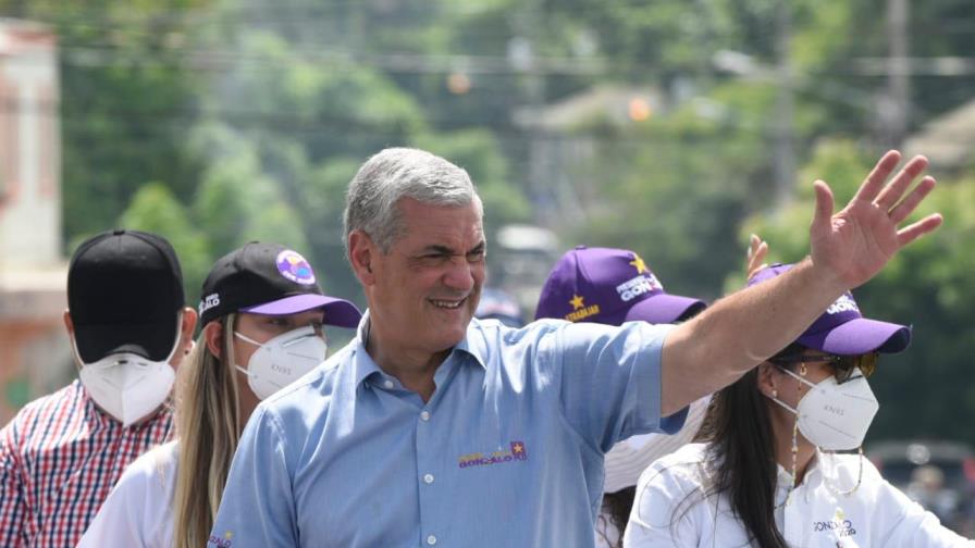 Gonzalo Castillo reparte mascarillas en caravana, pero no usa una Gonzalo Castillo reparte mascarillas en caravana, pero no usa una