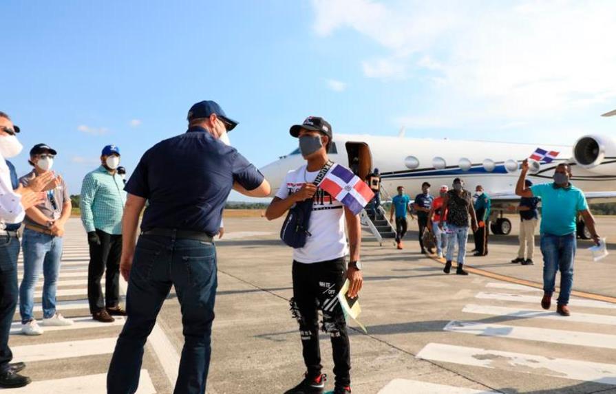 Gonzalo recibe a los 17 pescadores dominicanos que mandó a buscar a Jamaica