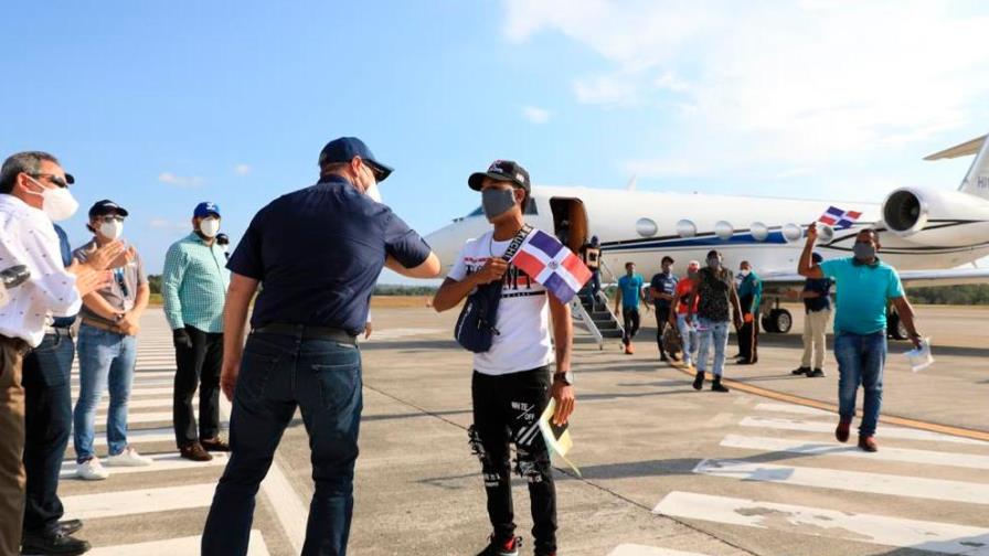 Gonzalo recibe a los 17 pescadores dominicanos que mandó a buscar a Jamaica