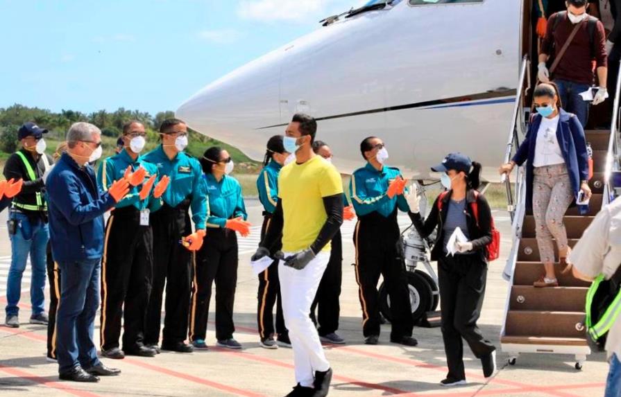 Aviones de Gonzalo Castillo viajan a Cuba para traer 50 médicos dominicanos 