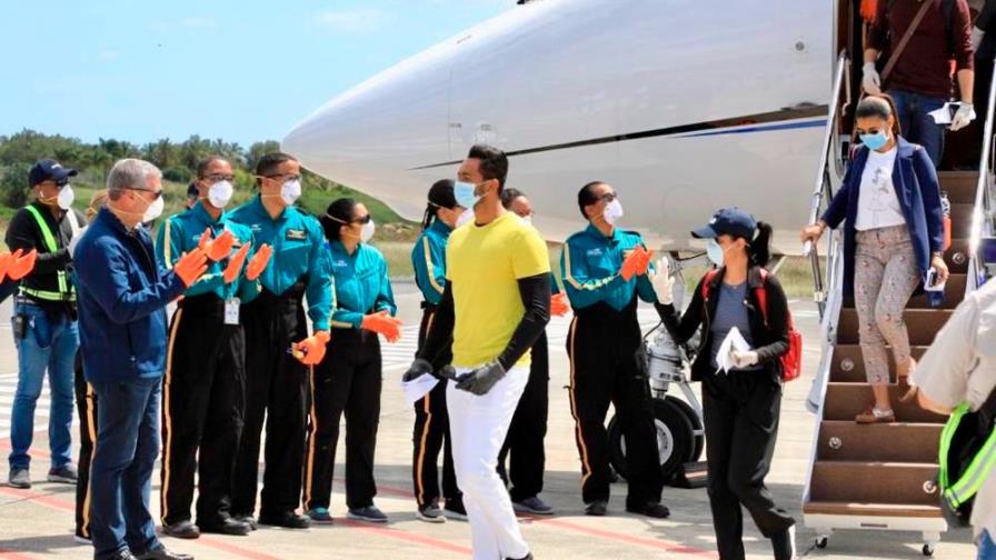 Aviones de Gonzalo Castillo viajan a Cuba para traer 50 médicos dominicanos Aviones de Gonzalo Castillo viajan a Cuba para traer 50 médicos dominicanos