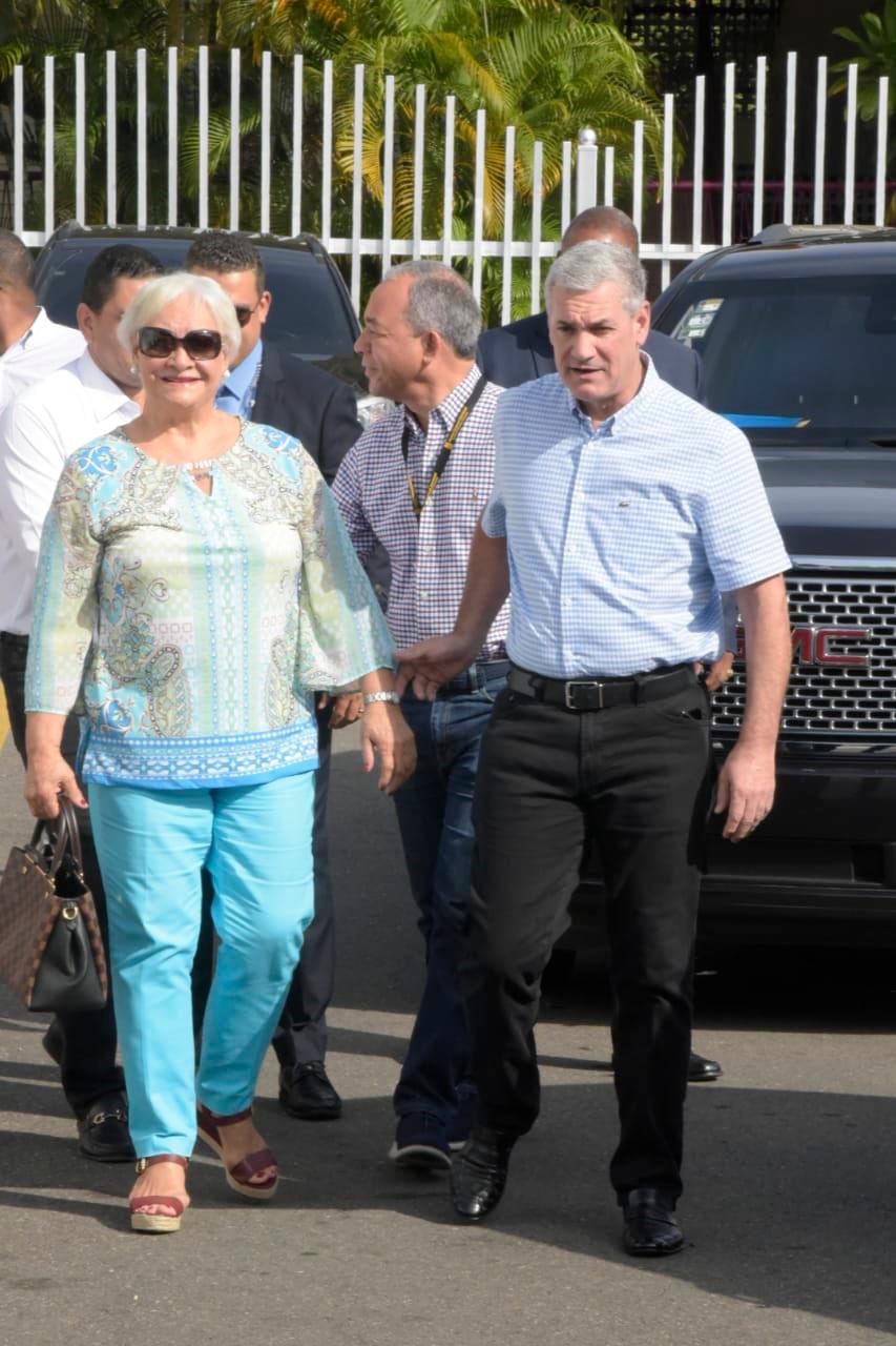 El precandidato presidencial por Partido de la Liberación Dominicana, Gonzalo Castillo, junto a su madre, en el centro de votación del colegio Quisqueya, en el Distrito Nacional.
