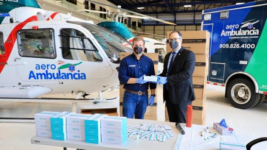 Gonzalo Castillo entrega al gobierno primeros 9,500 kits para detectar COVID-19  