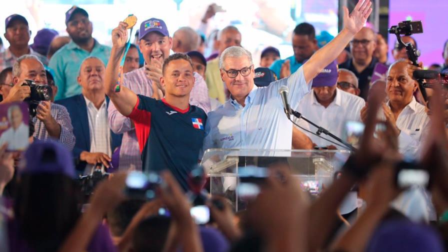 Gonzalo Castillo hace acto en Barahona y lleva a Audrys Nín Reyes 