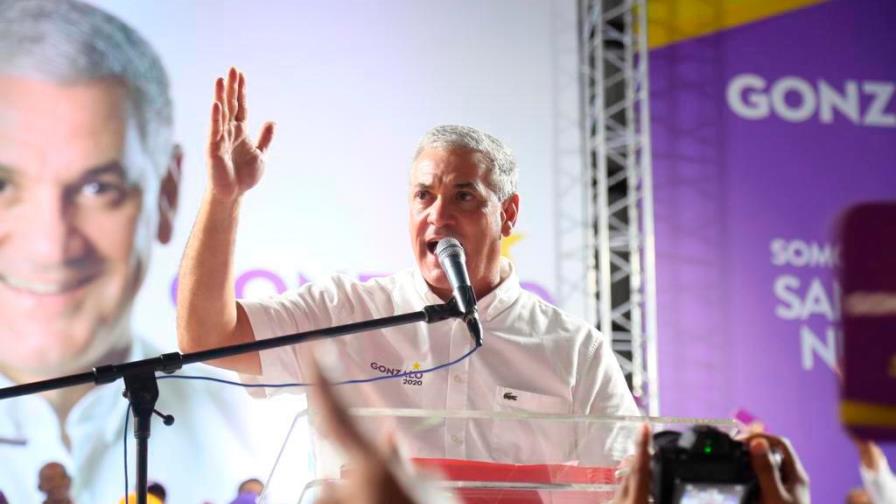 Gonzalo Castillo rechaza que se encuentre fuera del país por motivos de salud