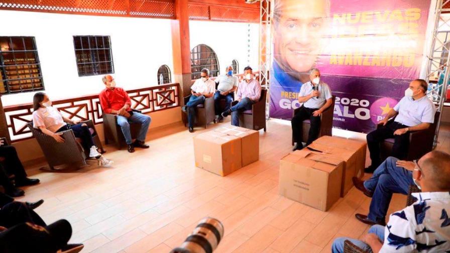 Gonzalo entrega 45,000 mil mascarillas para población vulnerable de tres provincias Gonzalo entrega 45,000 mil mascarillas para población vulnerable de tres provincias