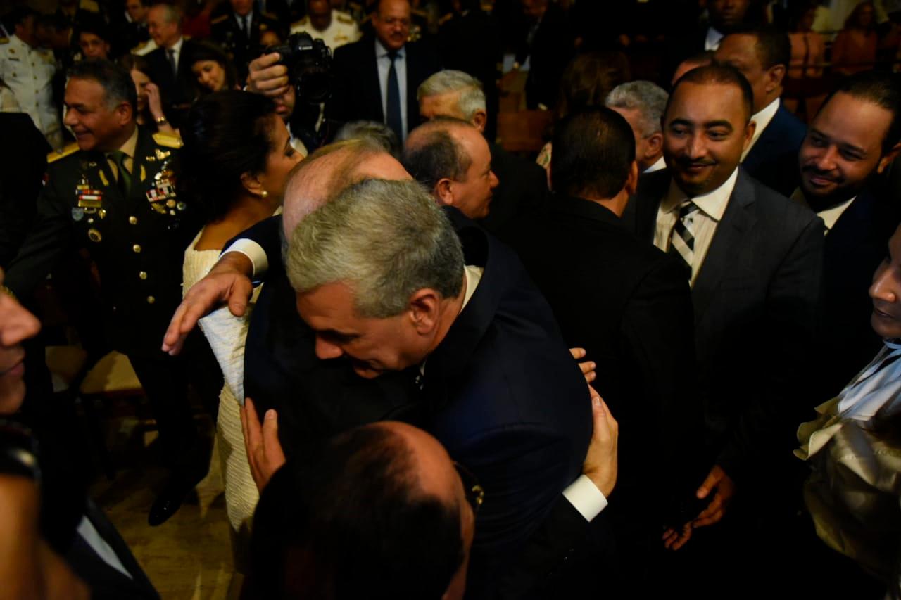 El presidente Medina y el candidato presidencial del PLD, Gonzalo Castillo se confunden en un abrazo al darse la paza en la Basílica de Higüey.