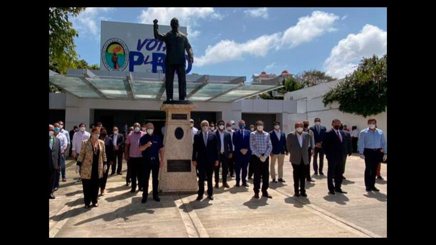 Gonzalo va a la casa del PRD y dice que 5 encuestas afirman que encabeza preferencia electoral
Participó en una reunión virtual con 152 candidatos a diputados