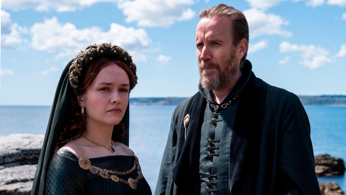 Olivia Cooke como Alicent Hightower y Rhys Ifans como Otto Hightower.