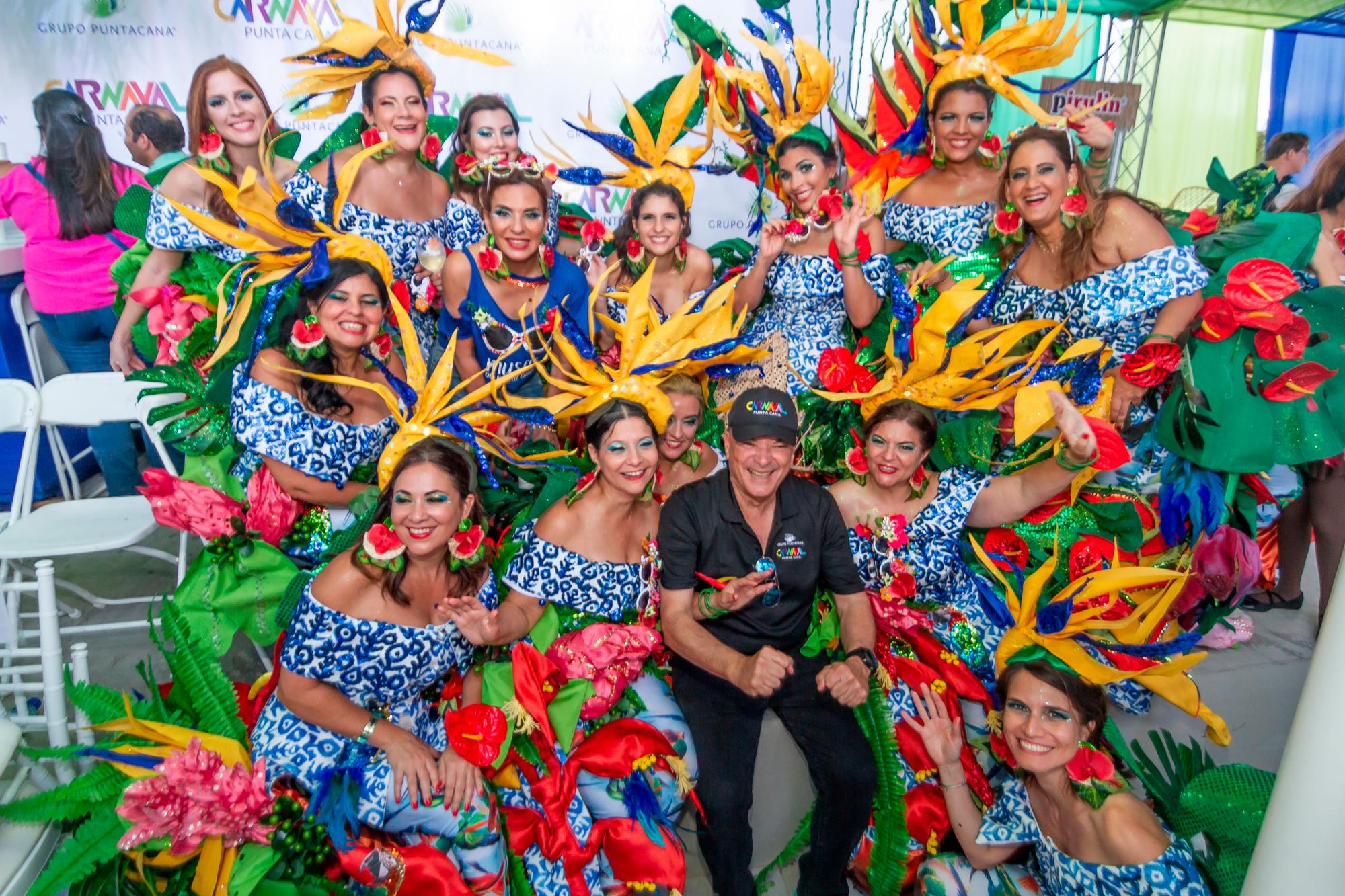 Parte de Las Musas de Punta Cana, junto a don Frank Rainieri.