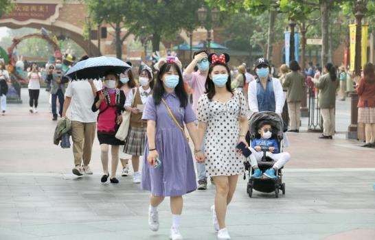 Abre Disneyland Shanghái, el primer parque del mundo de este tipo en hacerlo