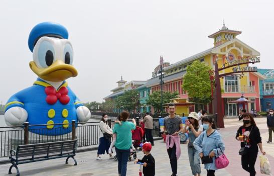 Abre Disneyland Shanghái, el primer parque del mundo de este tipo en hacerlo