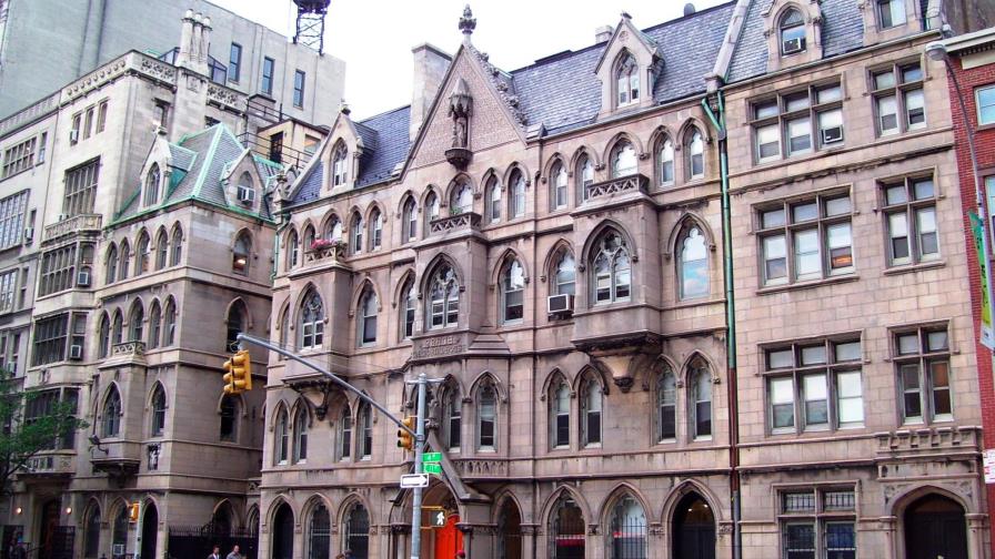 Criticada por guía de lenguaje “inclusivo”, escuela de NYC denuncia “guerra cultural”