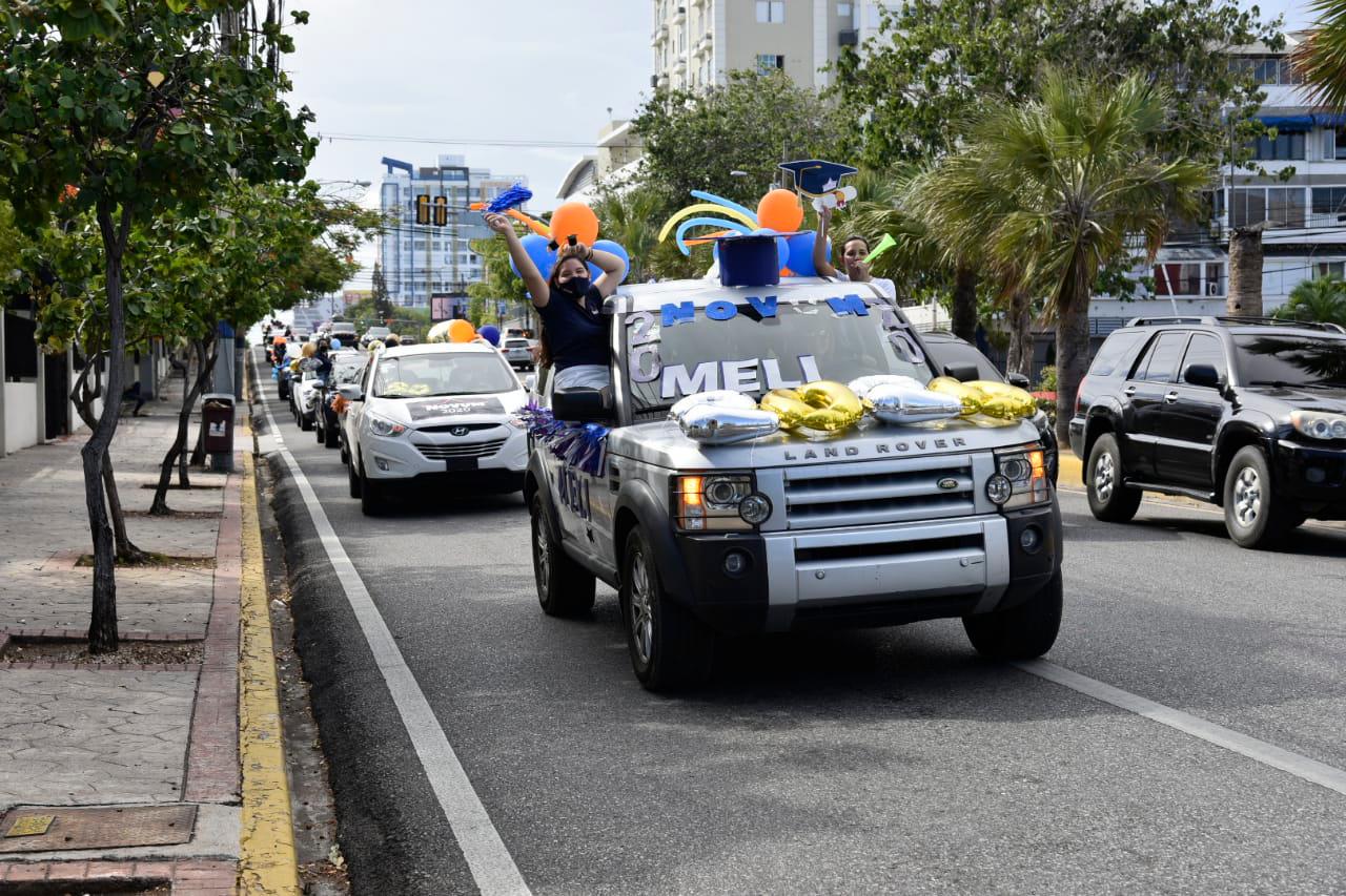 J venes hacen caravana para graduarse de bachilleres ante pandemia