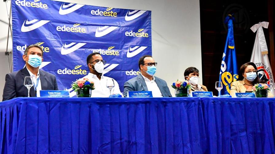 Edeeste y el ITSC gradúan a 67 técnicos electricistas para mejorar el servicio