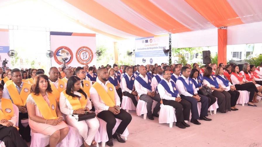 Defensa Civil gradúa 121 profesionales y técnicos en diversas áreas