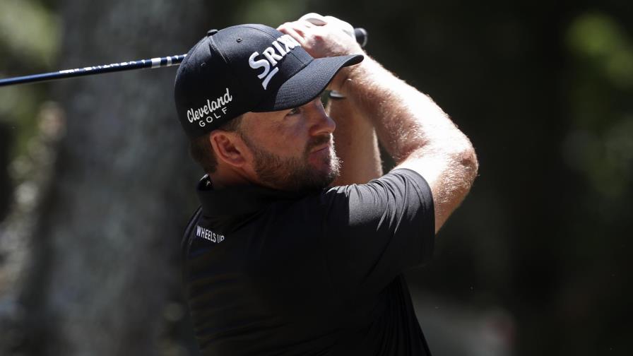 Golfistas Koepka y Simpson se retiran de torneo de PGA tras positivo de caddies