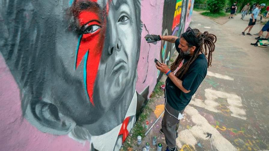 Grafitero dominicano planta cara al coronavirus en los muros de Berlín