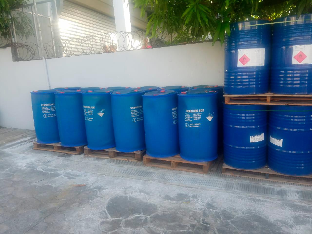 En uno de los allanamientos, fueron incautados 117 etiquetas de diferentes marcas de bebidas alcohólicas.