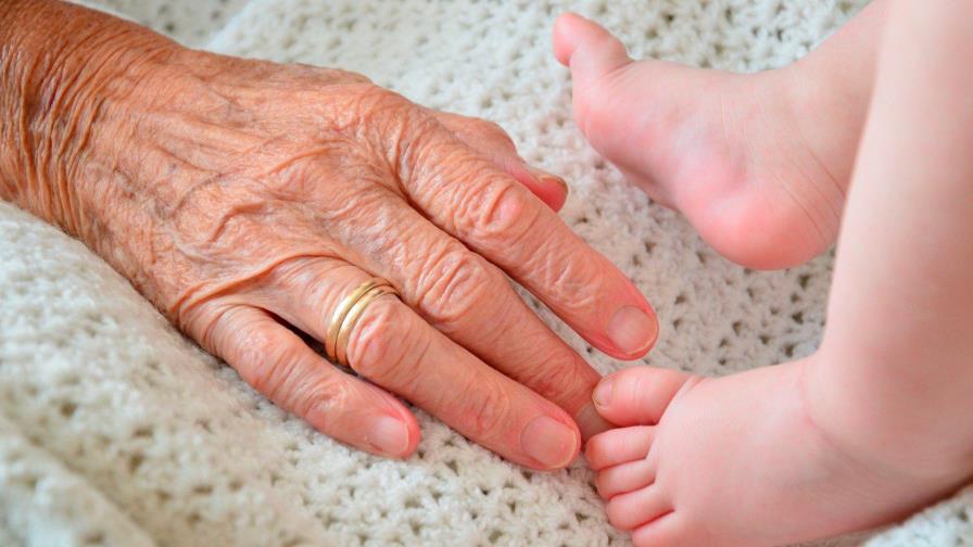 ¿Cómo reacciona el cerebro de las abuelas al ver a sus nietos?