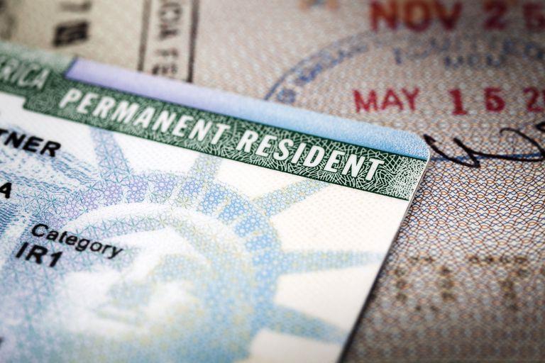 Juez ordena al gobierno de Trump dejar de negar “green card” con base en edad