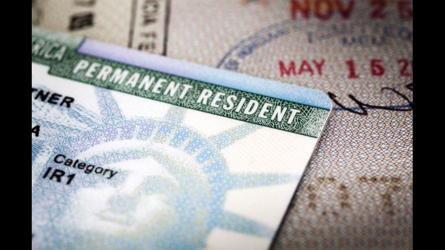 Juez ordena al gobierno de Trump dejar de negar “green card” con base en edad