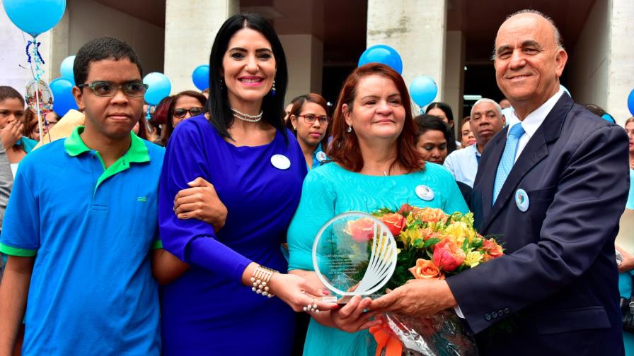 Minerd reconoce los 25 años de labor de empleada autista 