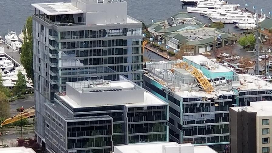 Cuatro muertos al caer grúa de construcción en centro de Seattle