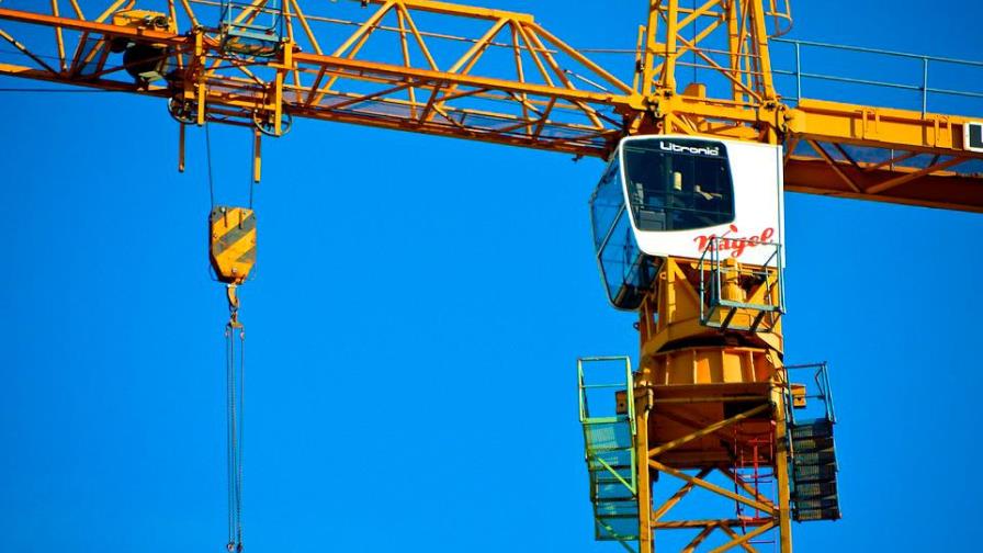 Una grúa se derrumba sobre casas en California