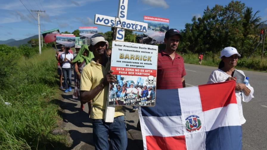 Grupo que salió de Cotuí en una caminata hacia el Palacio Nacional denuncia atropello de la Policía