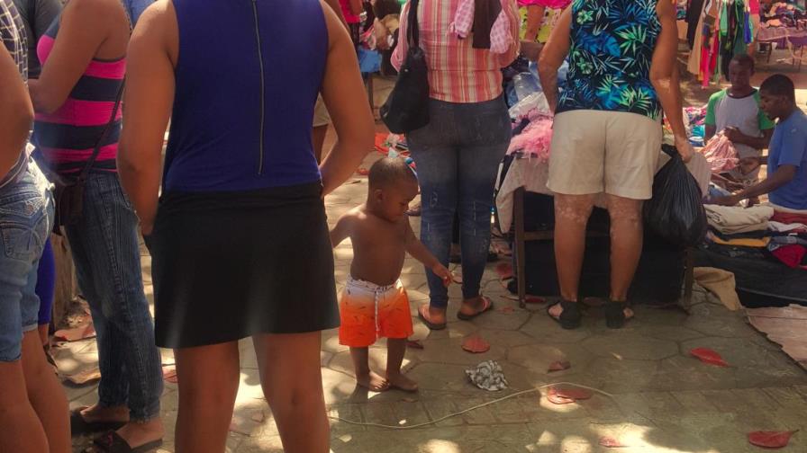 Vendedores  ocupan aceras en  el mercado  de Los Guandules